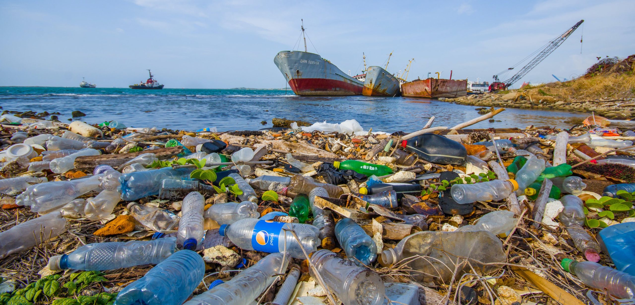Alors que le Cameroun croule sous plus de 500 000 tonnes de déchets plastiques chaque année, le pays tente de sortir la tête de l’eau face à cette urgence écologique. Un fléau mis en lumière par le thème de la Journée mondiale de l’environnement 2025 : « Mettre fin à la pollution plastique ». Pour analyser les racines de ce drame et proposer des pistes de solution, le Dr Lionel Kaptchouan, Chef de département du Management Environnemental au CNEDD, nous éclaire sur les enjeux nationaux. Mais au-delà du constat alarmant, des solutions locales émergent. À Yaoundé, Poly-Energy Sarl, entreprise citoyenne spécialisée dans le solaire, propose une alternative durable pour réduire à la fois la dépendance aux énergies fossiles et les effets indirects de la pollution plastique. Grâce à des kits solaires accessibles, elle accompagne foyers et collectivités dans leur transition énergétique, démontrant que la lumière peut aussi venir d’ici.
