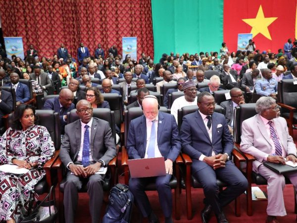 Adoptée le 10 juillet 2025 à Yaoundé, la Déclaration sur l’économie bleue durable dans le Golfe de Guinée engage les pays côtiers à gérer 100 % de leurs zones maritimes d’ici à 2030. Sur fond de surpêche, d’insécurité maritime et de destruction des écosystèmes, les États de la région, appuyés par l’ONU, entendent conjuguer gouvernance transparente, inclusion communautaire et innovations durables pour sauver l’un des écosystèmes marins les plus riches du monde.