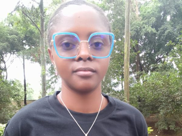 Dans une déclaration choc, Stella Tchoukep, la chargée de la campagne forêt chez Greenpeace Afrique, dénonce l’absence totale de reconnaissance légale des peuples autochtones au Cameroun, malgré 30 ans de célébrations officielles. Elle interpelle les autorités sur l’urgence d’adopter une loi protectrice et de mettre fin au financement de la déforestation, rappelant que ces communautés sont les véritables gardiennes des forêts et détentrices de solutions concrètes face aux crises climatiques et environnementales.