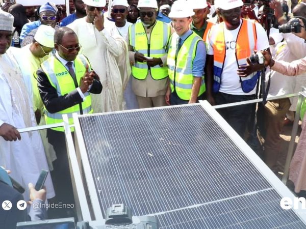 Le Cameroun franchit une nouvelle étape dans sa transition énergétique avec le lancement de l’extension des centrales solaires de Maroua et Guider. Ce projet, qui ajoute 28,6 MWc aux 35,8 MWc existants, vise à renforcer l’approvisionnement en électricité dans les régions septentrionales, longtemps victimes de délestages chroniques.