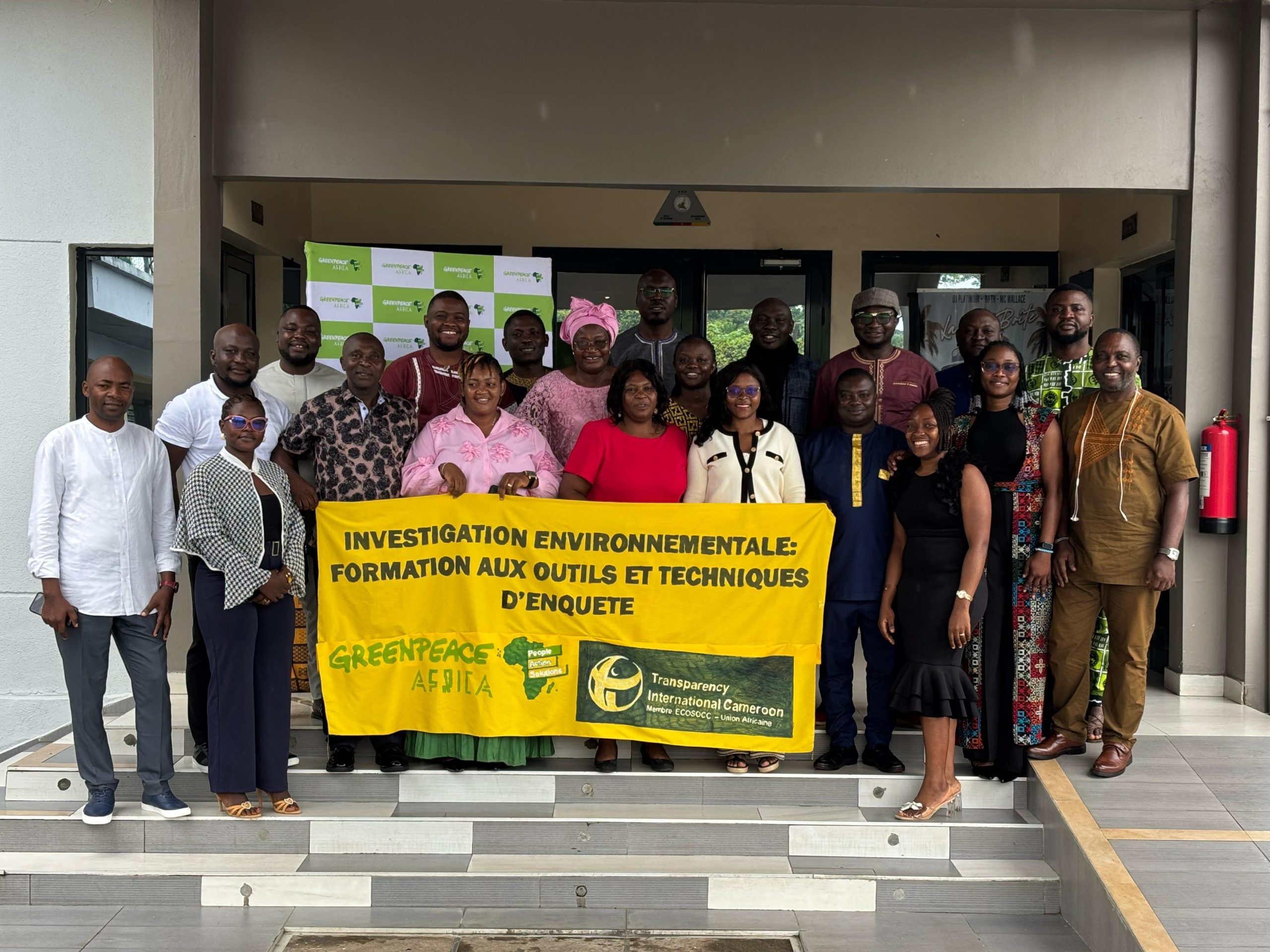 Ils sont en première ligne pour faire éclater la vérité sur les réseaux mafieux qui gangrènent la filière bois dans le bassin du Congo. Du 22 au 23 septembre 2025, une vingtaine de journalistes camerounais ont pris part, à Kribi dans la région du Sud, à un atelier de renforcement de capacités en journalisme d’investigation sur la chaîne d’approvisionnement du bois. Une initiative conjointe de Greenpeace Afrique et de Transparency International Cameroun, dans un contexte où l’exploitation illégale des forêts demeure un fléau silencieux et destructeur.
