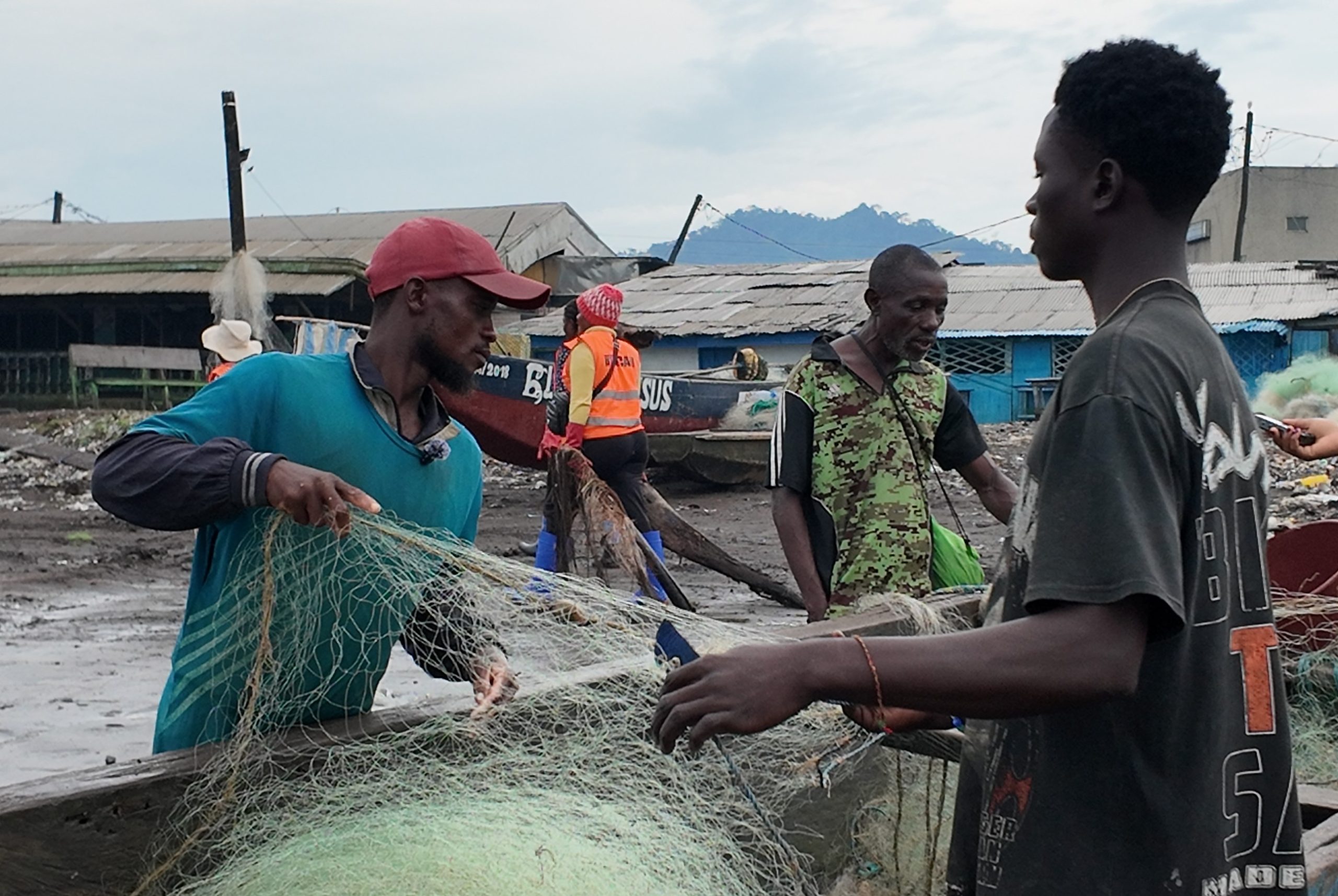 À Limbé, ville côtière du Sud-Ouest du Cameroun, la pêche artisanale (qui fait vivre plus de 2 000 ménages) subit de plein fouet les contrecoups de la crise anglophone. Entre jours de ville morte, insécurité, chute du tourisme et concurrence accrue sur des ressources halieutiques limitées, les pêcheurs tentent de maintenir à flot une activité essentielle à la sécurité alimentaire locale. Selon les données du MINEPIA Fako, la production mensuelle est passée de 63 tonnes en janvier 2025 à 22,5 tonnes en mars, avant une légère reprise en avril. Mais derrière ces chiffres se cache une lutte quotidienne pour la survie et pour la paix.