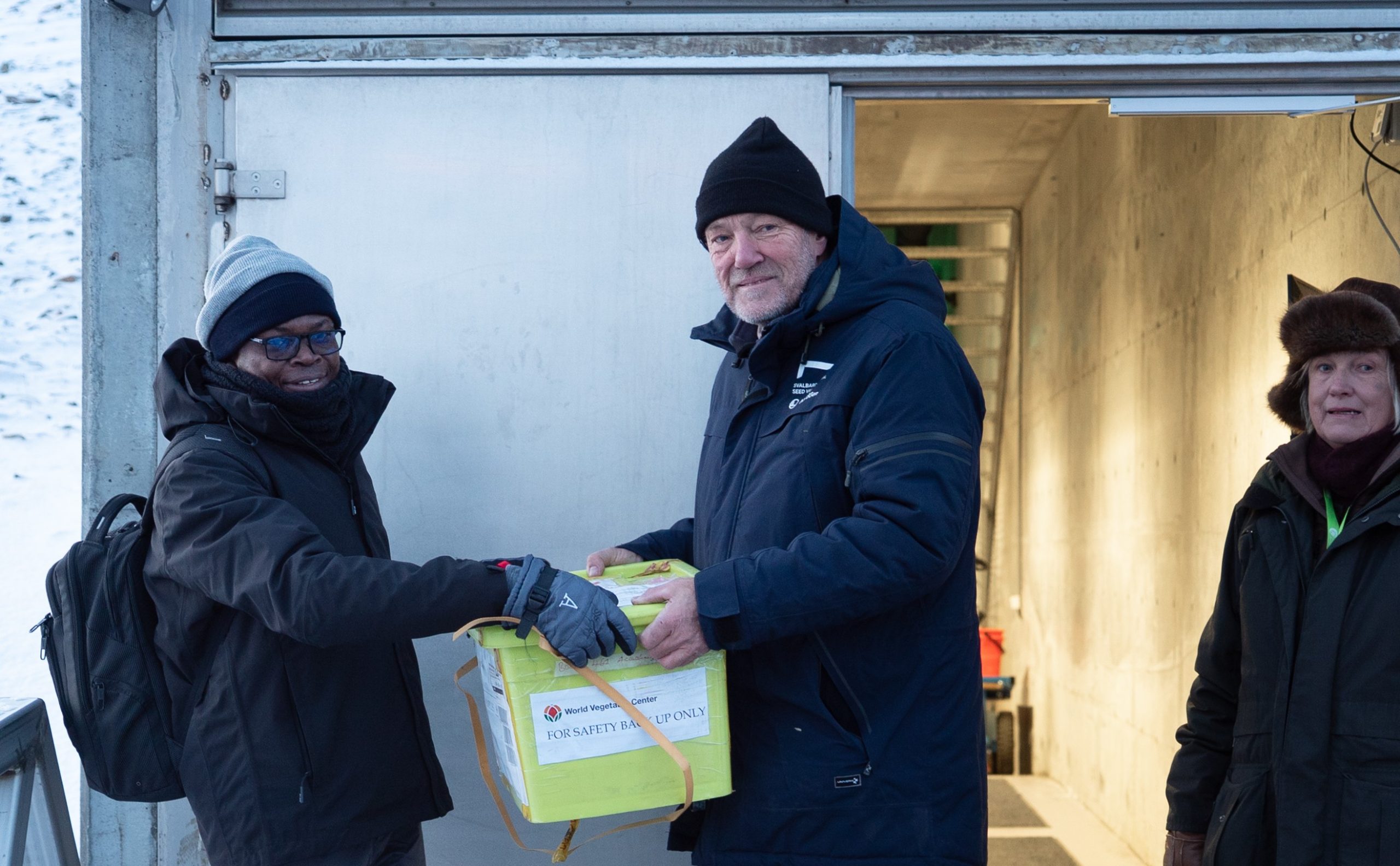 Vingt banques de gènes du monde entier, dont plusieurs africaines, ont déposé plus de 21 600 échantillons de semences dans la Réserve mondiale du Svalbard, en Norvège. Parmi elles, le Centre mondial des légumes en Tanzanie, l’INRA du Maroc et l’Institut international de recherche sur l’élevage (ILRI) en Éthiopie. Ces dépôts visent à protéger la biodiversité végétale et à renforcer la sécurité alimentaire face au changement climatique et aux crises mondiales.