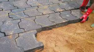 Le chantier de la nouvelle ambassade suisse a fait intervenir promeut l ' usage de matériaux locaux et des savoir locaux. L' entreprise camerounaise Eco Brick , spécialisée dans la fabrication des briques de terres autoblocantes stabilisées contribue à la réalisation de ce chef- d' oeuvre. Il produit sur place des briques de cet édifice qui participent à lutter contre le réchauffement climatique . Yves Ohandja, directeur général de la société Eco Brick s'entretient avec Eliane Matsingoum