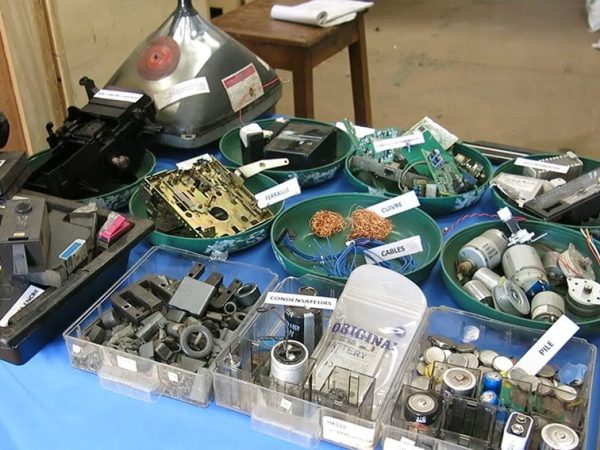 Ce 14 octobre marque la Journée internationale des Déchets électroniques placée sous le thème : « Recyclez vos déchets électroniques, c’est crucial ! » Téléphones portables, ordinateurs, lave-linges… ces équipements en fin de vie s’accumulent et représentent un véritable défi environnemental. En 2019, le Cameroun en a produit près de 24 600 tonnes, selon le Global E-waste Monitor. Eliane Matsingoum nous dresse l’état des lieux dans ce reportage.