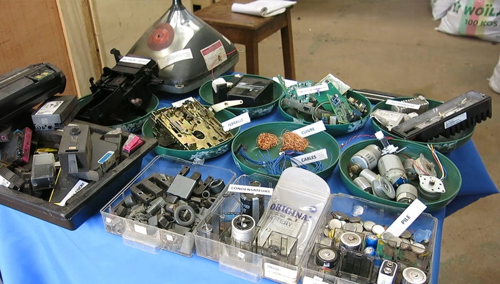 Ce 14 octobre marque la Journée internationale des Déchets électroniques placée sous le thème : « Recyclez vos déchets électroniques, c’est crucial ! » Téléphones portables, ordinateurs, lave-linges… ces équipements en fin de vie s’accumulent et représentent un véritable défi environnemental. En 2019, le Cameroun en a produit près de 24 600 tonnes, selon le Global E-waste Monitor. Eliane Matsingoum nous dresse l’état des lieux dans ce reportage.