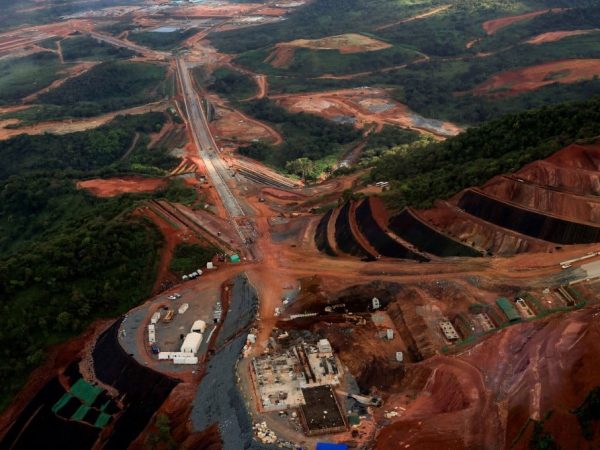 La Guinée Conakry amorce une nouvelle page de son développement industriel et minier. Avec le projet Simandou, elle ambitionne de faire du fer le pilier d’une transformation économique majeure, à l’image des pays du Golfe ayant bâti leur richesse sur l’or noir. Le président de la transition, Mamadi Doumbouya, en fait un symbole de la souveraineté et de l’émergence guinéennes, soulignant déjà les avancées enregistrées sur le terrain. Mais derrière les réalisations impressionnantes — des millions de tonnes de minerai extraites en phase préparatoire, des centaines de kilomètres d’infrastructures déjà posés et des milliers d’emplois créés — subsistent des inquiétudes grandissantes. Aux risques environnementaux s’ajoutent désormais des interrogations sur la santé et la sécurité au travail, alors que le pays espère tirer de Simandou un dividende économique historique.