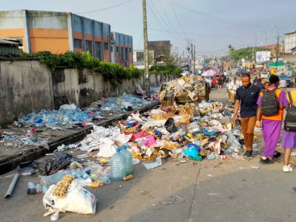 La scène est devenue tristement banale dans plusieurs quartiers de Douala, mais elle choque toujours autant : à Ange Raphaël, un amoncellement de déchets occupe une bonne partie de la voie publique, sur le flanc gauche de la rue jouxtant la clôture du Campus 1 de l’Université de Douala, entre le Carrefour Ange Raphaël et le Carrefour Pendaison. Ces dépôts sauvages bloquent les piétons et menacent directement la santé des riverains. © L.A.