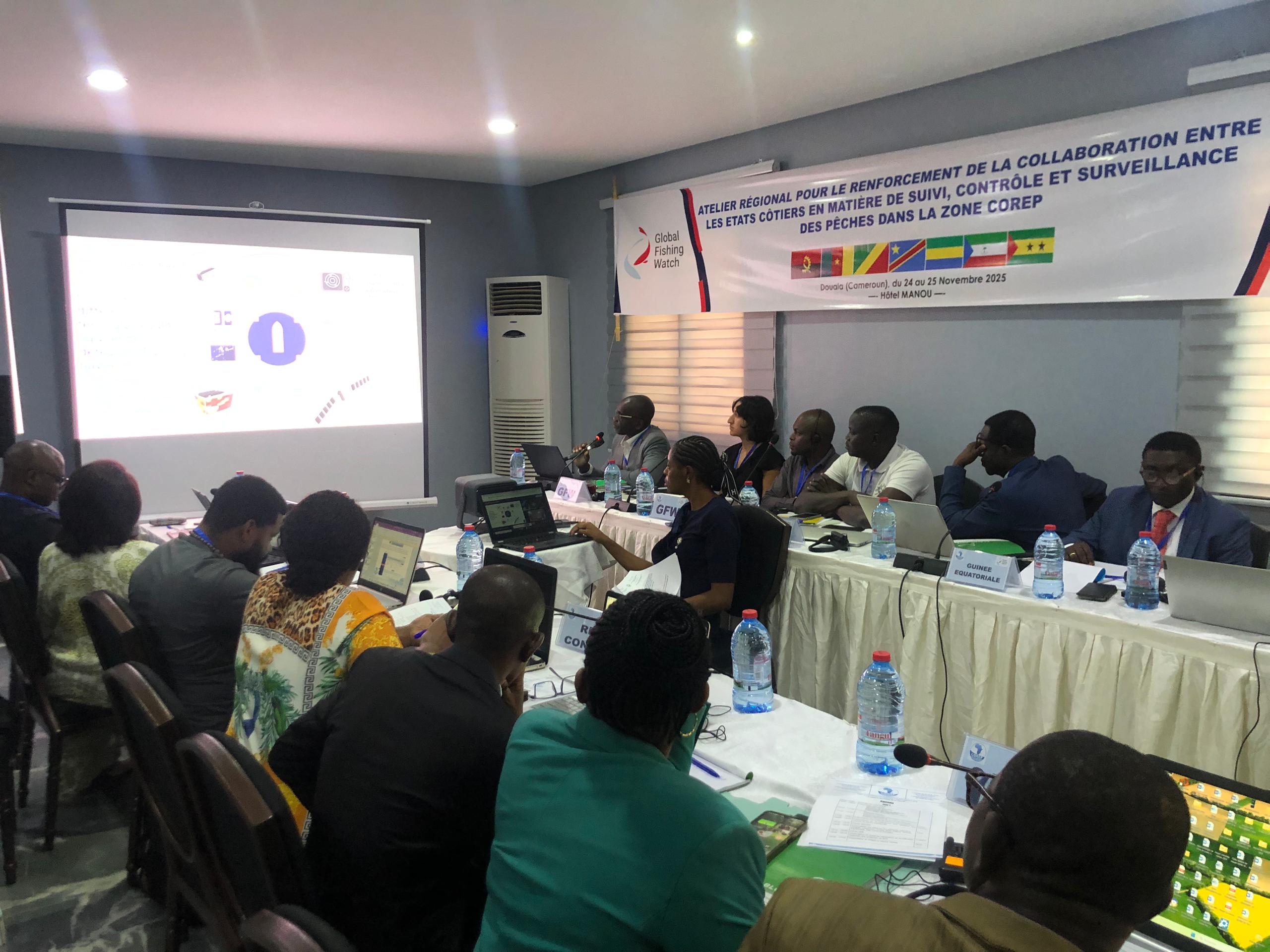 Réunis à Douala depuis hier 24 novembre 2025, sept États côtiers membres de la Commission Régionale des Pêches du Golfe de Guinée (COREP), travaillent à harmoniser leurs systèmes de Suivi, Contrôle et Surveillance (SCS), dans une région où plus de 40 % du poisson pêché serait d'origine illégale. Une pêche illégale, non déclarée et non réglementée (INN), qui entraîne des pertes annuelles estimées à plus de 1,9 milliard de dollars pour l’Afrique de l’Ouest.