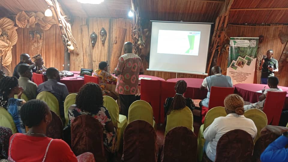 Au Cameroun, les infractions forestières coûtent plus d’un milliard de francs CFA par an aux caisses publiques, tout en alimentant un commerce illégal transfrontalier qui multiplie les profits jusqu’à x3 entre le Cameroun et le Congo. Pour renforcer la transparence et freiner ces réseaux, un atelier a réuni hier à Yaoundé le WRI, le Centre pour l’Environnement et le Développement (CED) et l’Association des Journalistes Scientifiques du Cameroun (SCILIFE). Au cœur des échanges : la vulgarisation de l’Open Timber Portal, un outil numérique présenté comme une nouvelle arme contre l’exploitation forestière illégale.