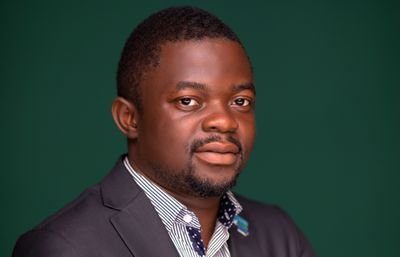 Au terme de 27 heures de prolongations, la COP30 s’est close le 22 novembre 2025 sur un accord « Mutirão » que Greenpeace Afrique qualifie de texte vide, incapable d’arrêter l’effondrement des forêts tropicales. Alors que ces écosystèmes approchent un point de bascule irréversible, les États ont échoué à fixer une trajectoire claire pour stopper la déforestation d’ici 2030 ou engager la sortie des énergies fossiles. Dans un contexte où les pays forestiers réclament au moins 100 milliards de dollars par an, et où les besoins réels sont désormais estimés à 1 300 milliards, Bonaventure Bondo, chargé de campagne Forêts chez Greenpeace Afrique, dénonce « un rendez-vous manqué avec l’histoire ».