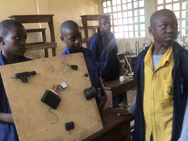 Adapter la formation technique aux mutations technologiques et aux exigences du marché de l’emploi. C’est l’objectif de la 33ᵉ édition des Journées portes ouvertes de l’enseignement technique et professionnel, lancée ce 12 mars 2026 à Kribi dans la région du Sud du Cameroun par la ministre des Enseignements secondaires, Pauline Nalova Lyonga.