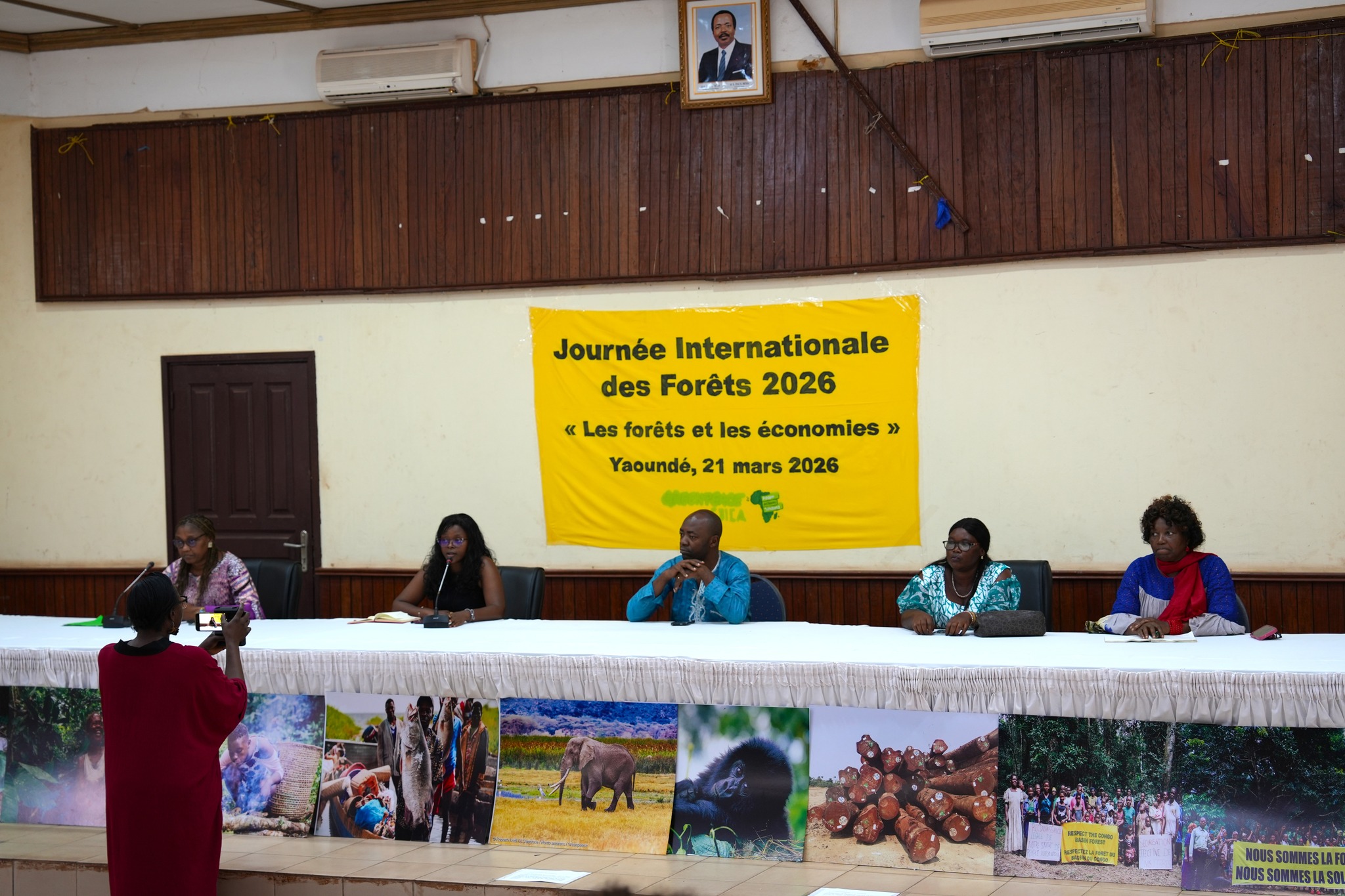À l’occasion de la Journée internationale des forêts 2026, Greenpeace Afrique a mobilisé à Yaoundé acteurs publics, société civile et communautés locales autour du thème « Forêts et économies ». Entre chiffres inquiétants, témoignages poignants et plaidoyer pour des réformes urgentes, l’événement a mis en lumière les menaces croissantes qui pèsent sur les forêts du Cameroun et du Bassin du Congo.