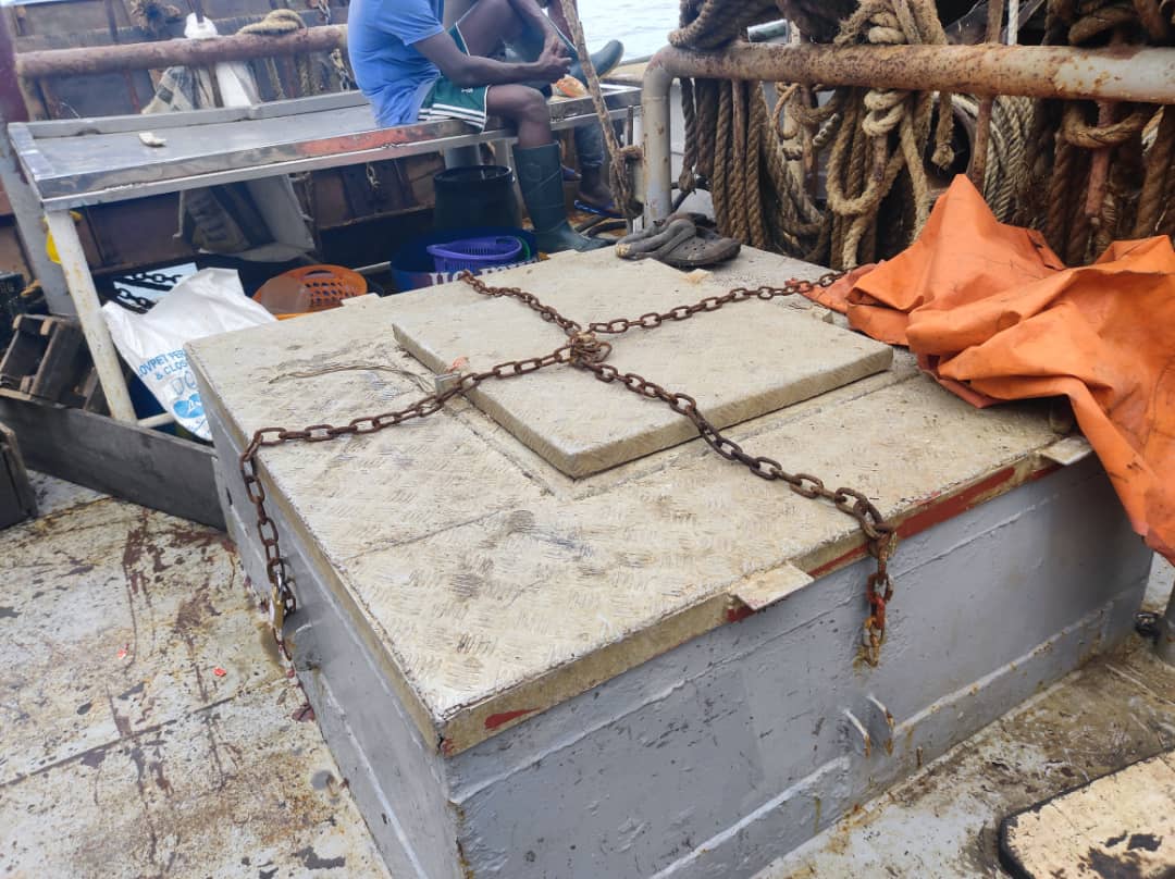 Suspendu d’exportation de ses produits de mer vers l’Union européenne depuis 2023, le Cameroun intensifie ses réformes pour lutter contre la pêche « Illicite, Non déclarée et Non réglementée » (INN). Entre avancées juridiques, engagements internationaux et réalités de terrain marquées par la précarité des pêcheurs artisanaux, le pays joue une course contre la montre pour préserver ses ressources halieutiques, sa souveraineté maritime et la sécurité alimentaire de ses populations.