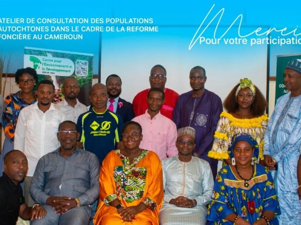 Réunis à Yaoundé en avril 2026 à l'initiative du Centre pour l'Environnement et le Développement (CED), près de 40 représentants des communautés locales et des peuples autochtones issus des régions du Littoral, de l'Est, du Sud et de l'Adamaoua ont dressé un constat préoccupant des conséquences des investissements fonciers sur leurs territoires. Les échanges ont mis en lumière la multiplication des conflits liés à l'accès à la terre, l'exploitation forestière et minière, la marginalisation des communautés et le non-respect du droit au consentement libre, préalable et éclairé. Parmi les témoignages les plus marquants figure celui de Leurys Nyangono, jeune leader Baka, doctorant et président de l'Association des Jeunes Peuples Autochtones du Cameroun (AJIPAC), qui décrit les réalités vécues par son peuple face à l'accaparement des terres, à la destruction des sites sacrés et à son exclusion des décisions qui concernent son avenir. Nous vous proposons de découvrir son intervention dans l'interview vidéo ci-dessous.