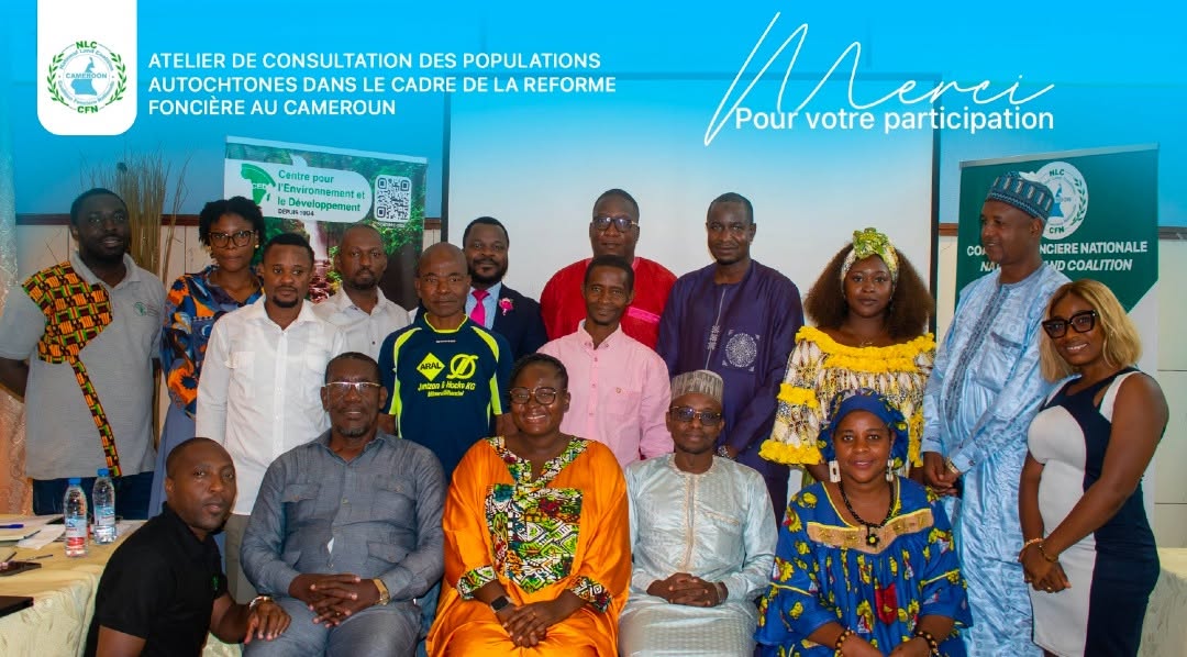 Réunis à Yaoundé en avril 2026 à l'initiative du Centre pour l'Environnement et le Développement (CED), près de 40 représentants des communautés locales et des peuples autochtones issus des régions du Littoral, de l'Est, du Sud et de l'Adamaoua ont dressé un constat préoccupant des conséquences des investissements fonciers sur leurs territoires. Les échanges ont mis en lumière la multiplication des conflits liés à l'accès à la terre, l'exploitation forestière et minière, la marginalisation des communautés et le non-respect du droit au consentement libre, préalable et éclairé. Parmi les témoignages les plus marquants figure celui de Leurys Nyangono, jeune leader Baka, doctorant et président de l'Association des Jeunes Peuples Autochtones du Cameroun (AJIPAC), qui décrit les réalités vécues par son peuple face à l'accaparement des terres, à la destruction des sites sacrés et à son exclusion des décisions qui concernent son avenir. Nous vous proposons de découvrir son intervention dans l'interview vidéo ci-dessous.