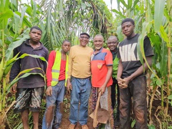 À Bafoussam, dans la région de l'Ouest, une forêt sacrée longtemps menacée par l'urbanisation retrouve progressivement son couvert végétal. Deux cents arbres appartenant à sept essences locales viennent d'y être plantés par les membres de la famille Wouembe Nteh, avec l'appui technique de l'Organisation Environnement Recherche et Développement, ERD. Au-delà du reboisement, cette initiative entend préserver la biodiversité, protéger une source d'eau en voie d'assèchement et transmettre un héritage culturel aux jeunes générations.