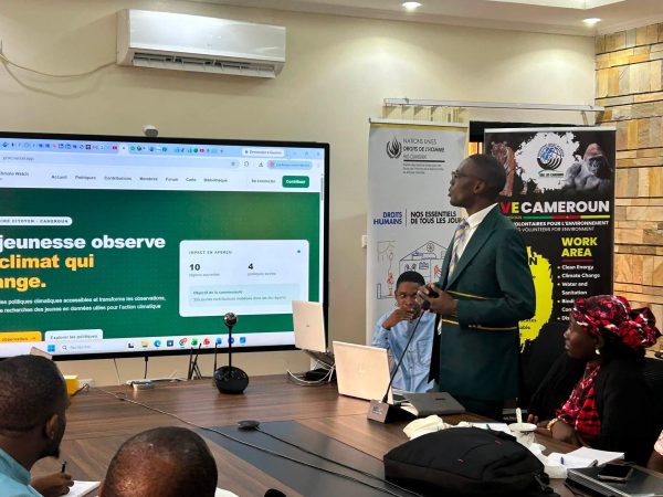 À quelques mois de la 31e Conférence des Parties (COP31) sur le climat, prévue à Antalya, en Turquie, 25 journalistes, blogueurs et communicateurs camerounais ont bénéficié, à Yaoundé, d'un atelier de renforcement des capacités organisé par l'ONG Jeunes Volontaires pour l'Environnement (JVE Cameroun), avec l'appui du ministère de l'Environnement, de la Protection de la Nature et du Développement durable (MINEPDED) et de plusieurs partenaires. Pendant deux jours, les participants ont approfondi leur compréhension des mécanismes du marché carbone, de la gouvernance climatique, de la transparence, de la finance climatique et des négociations internationales afin d'améliorer la qualité de la couverture médiatique de la COP31.